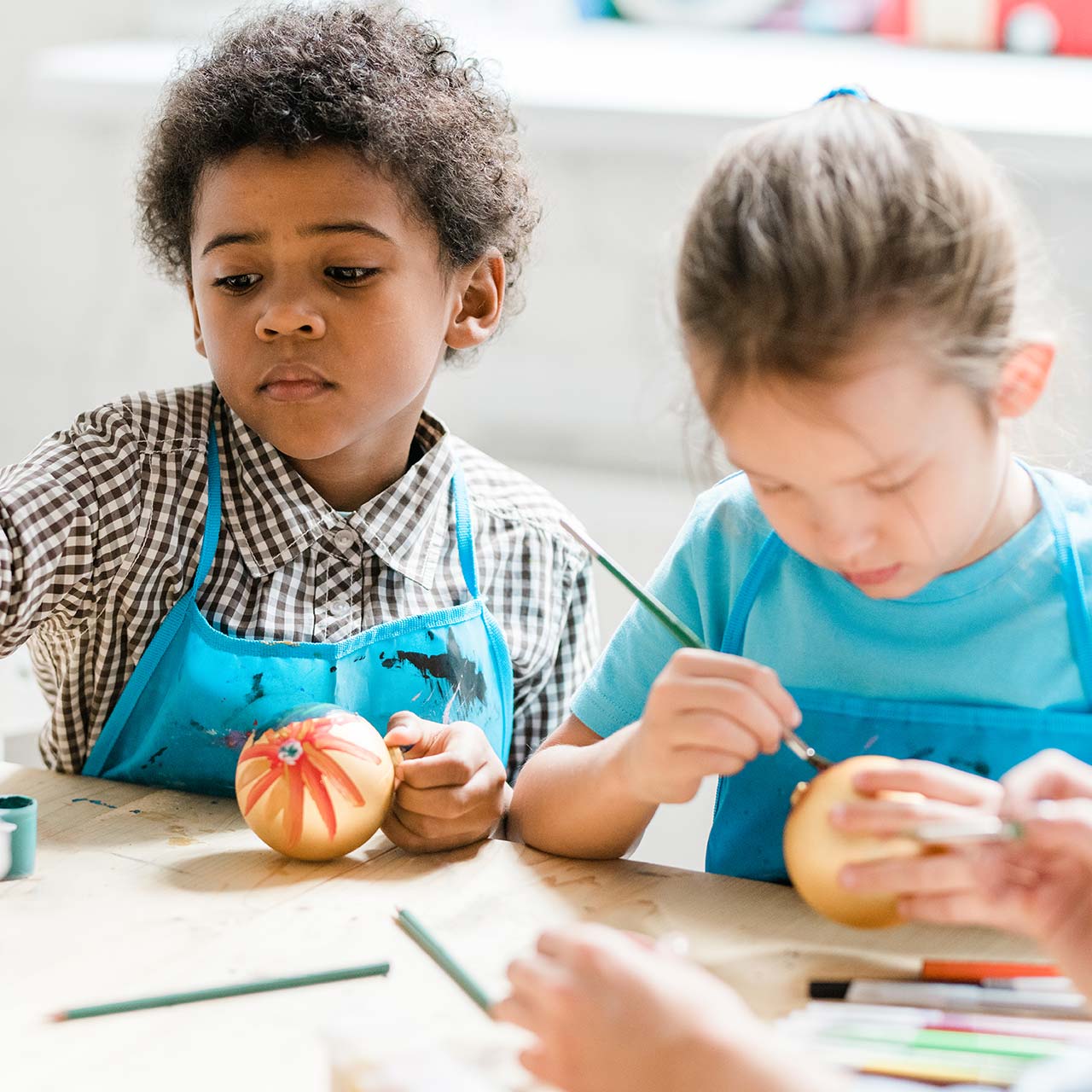 young children painting